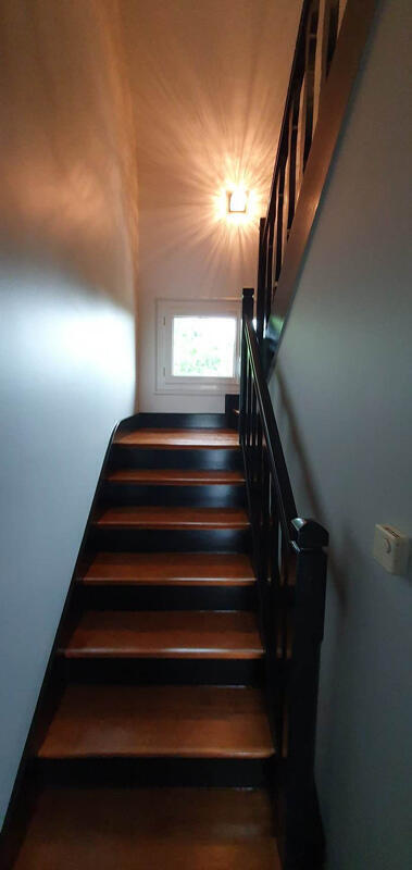 detail-renovation-escalier-noir-vernis-naturel-papier-peint-gris-peintre-deÌcoration