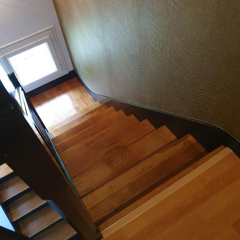 detail-renovation-escalier-noir-vernis-naturel-peintre-deÌcoration