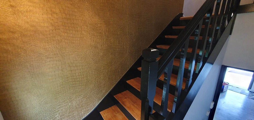 renovation-escalier-noir-vernis-naturel-peintre-deÌcoration