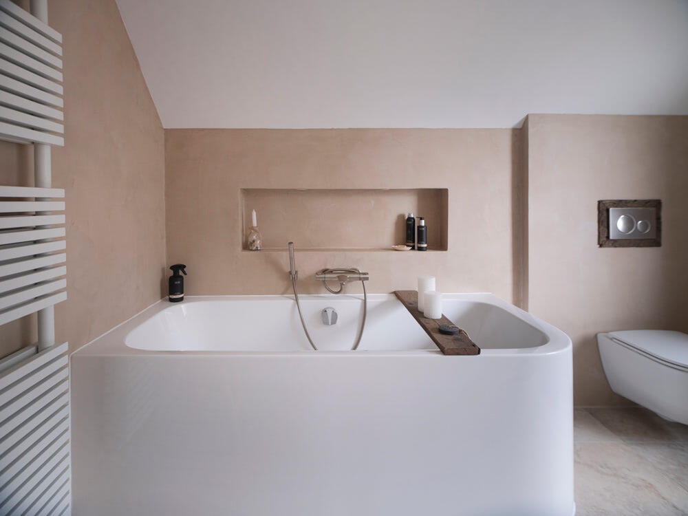 ambiance-chaleureuse-salle-de-bains-matiere-naturelle