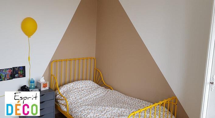 Rénovation chambre enfant - peinture motif triangle - coin de lit