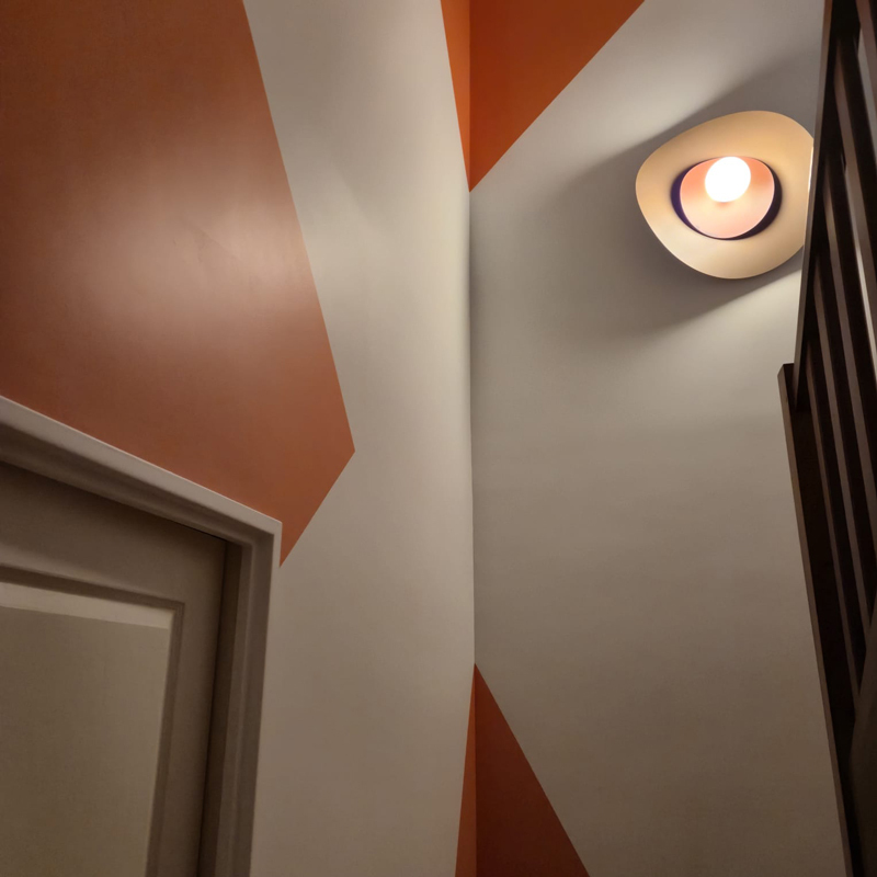 deco-cage-escalier-rennes-formes-geometriques-peinture-orange-vif