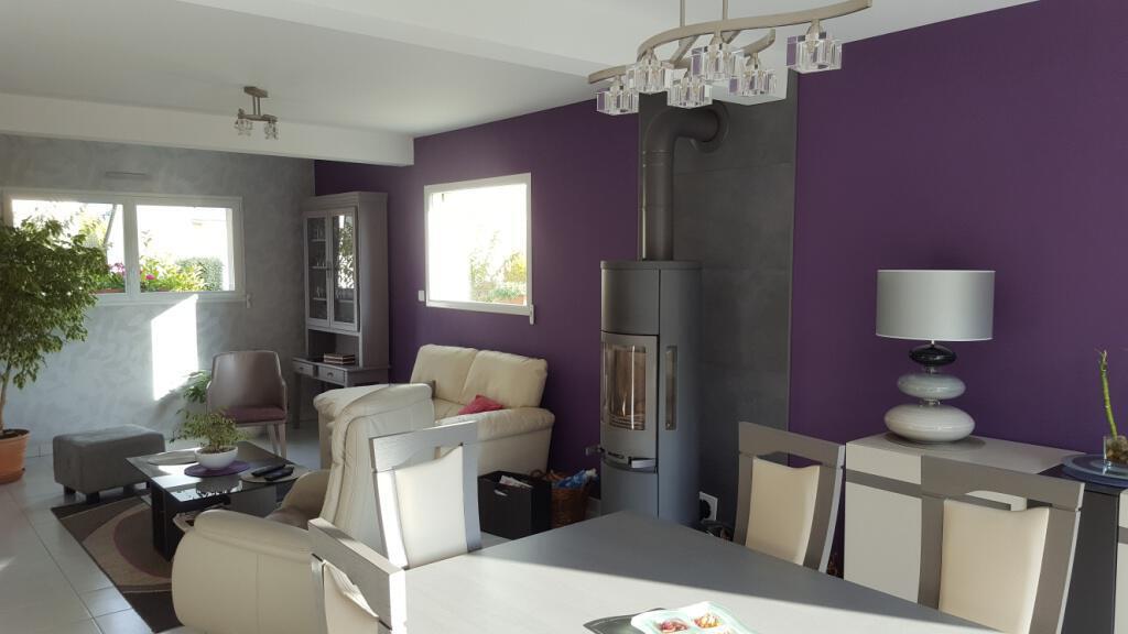 décoration murs violet salon