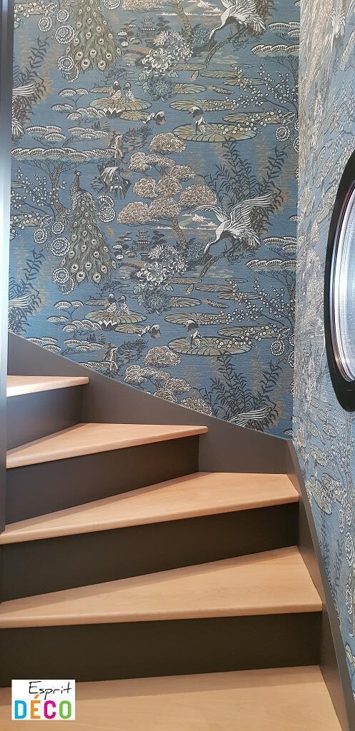 Déco cage escalier papier peint à motifs