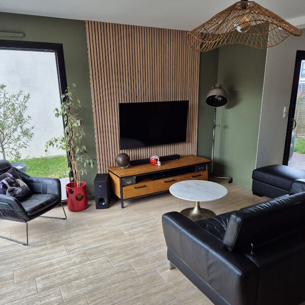 panneau-lames-bois-claire-voie-decoration-salon-artisan-peintre-rennes