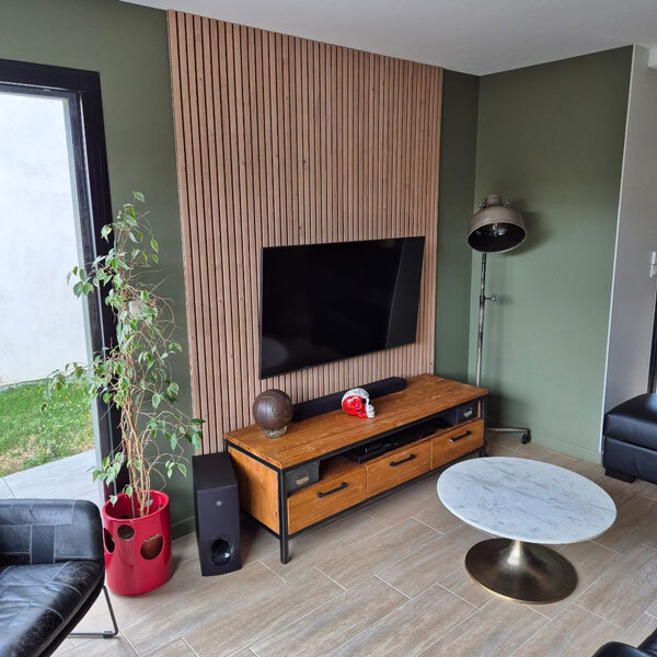 panneau-lames-bois-claire-voie-pose-murale-salon