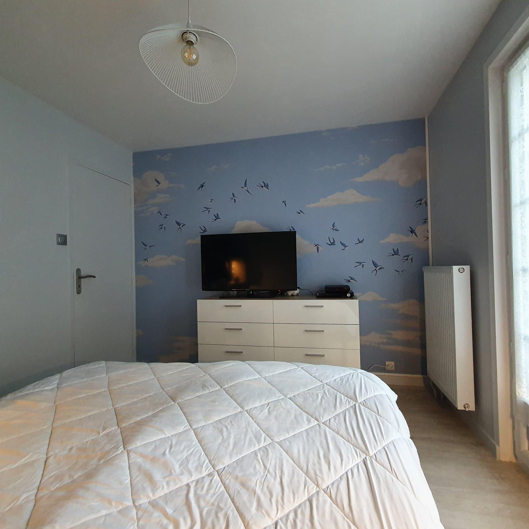 Papier peint panoramique hirondelles chambre bleue