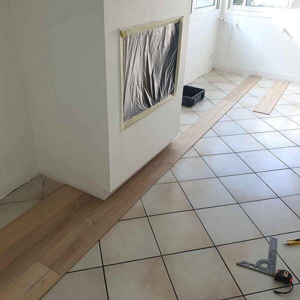 pose-sol-pvc-sur-carrelage-renovation-sejour