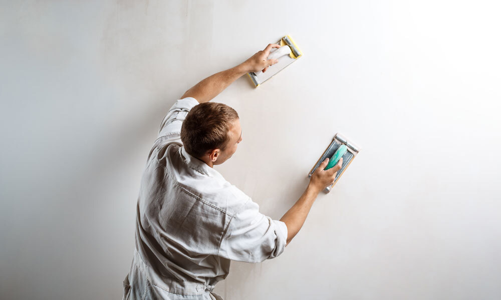 preparation-mur-peintre-professionnel-pour-rendu-peinture-de-qualite