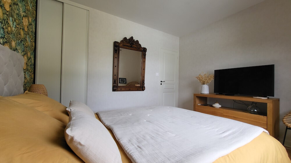 renovation chambre avec peinture papier peint