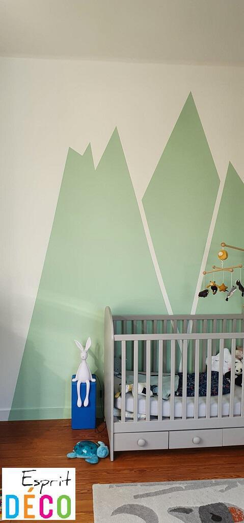 Rénovation chambre d'enfant peinture verte et motifs montagne
