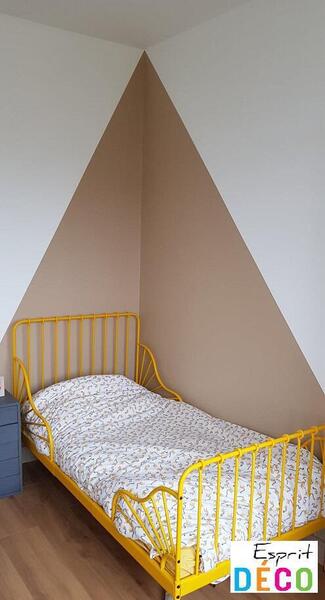 Peinture chambre enfant - motif triangle coin de lit - Peintre décorateur Fougères
