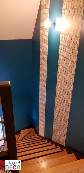 Déco cage escalier papier peint à motifs et peinture bleu turquoise